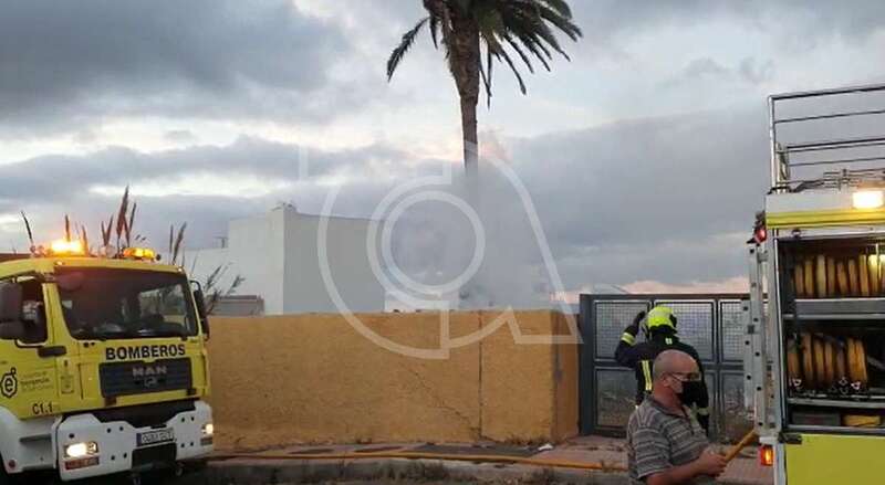 Los bomberos actuando en el lugar/TA.